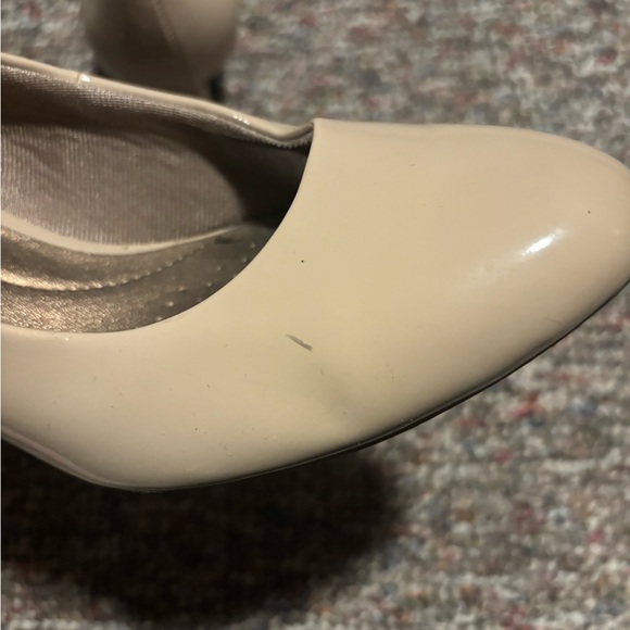 Size 8.5 LifeStride Nude Heels - Picture 5 of 7